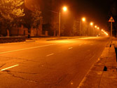 Imagen de conducción nocturna en zona con alumbrado público