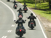 Imagen de circulación en grupo de motocicletas en carretera