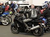Imagen de conducción en grupo de motocicletas