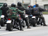 Imagen de circulación en grupo de motocicletas en ciudad