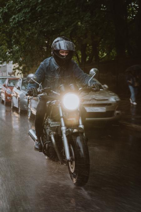 Imagen de motociclista bajo la lluvia