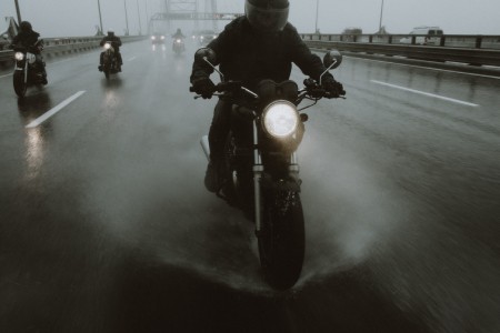Imagen de moto deslizando en el agua